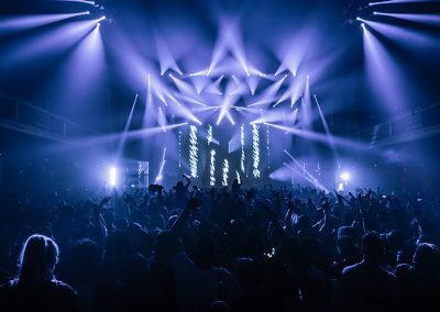 Blue beams of lights at the Jauz 2020 show