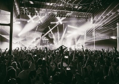 Black and white photo of the crowd at Jauz 2020